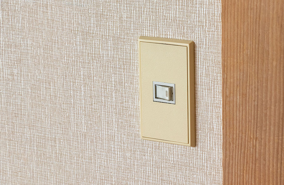 照明スイッチカバーの交換